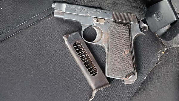 Tapauksen yhteydessä takavarikoitu Beretta-pistooli.jpg