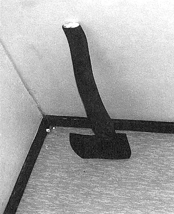 Lyhytvartinen kirves oli jäänyt teon jälkeen Wibergin asunnon nurkkaan.jpg