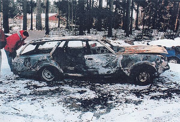Poliisit totesivat tapahtumapaikalla, että auton ulkopinnan maali oli palanut kauttaaltaan.jpg