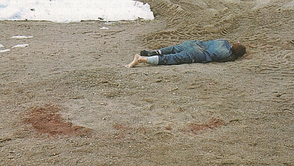 Ehkä vielä elossa oleva uhri jätettiin rannalle makaamaan.jpg
