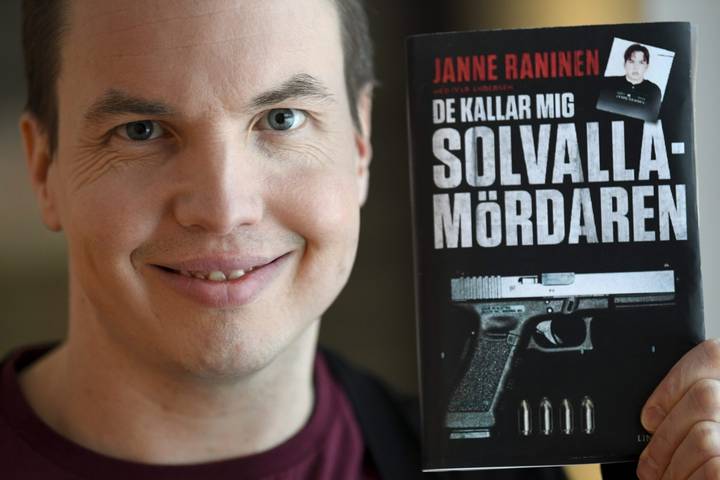 De kallar mig Solvallamördaren -kirja on Vuosaaren murhasta tuomitun Janne Ranisen elämäkerta, jonka Raninen on tehnyt toimittaja Ivar Andersenin kanssa. Kuva: Jussi Nukari / Lehtikuva