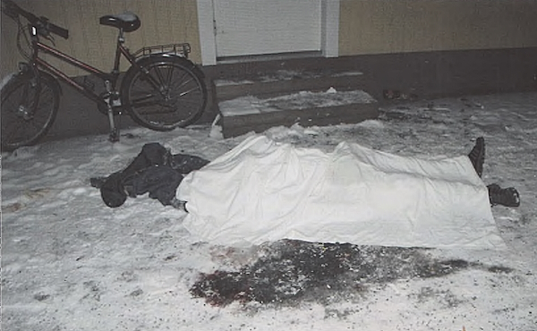 Henkirikoksen uhri peitettynä valkoisella lakanalla..jpg