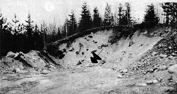Rikospaikka. Uhri löytyi nuolen osoittamasta paikasta.jpg