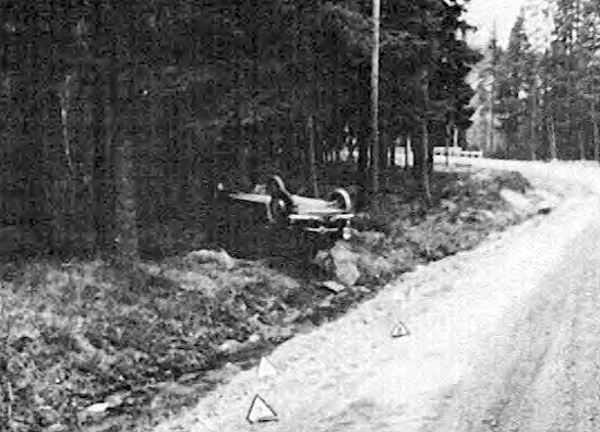 Uhrin auto löytyi 100 kilometrin päästä murhapaikasta. Se oli katollaan erään pikkutien sivussa.jpg
