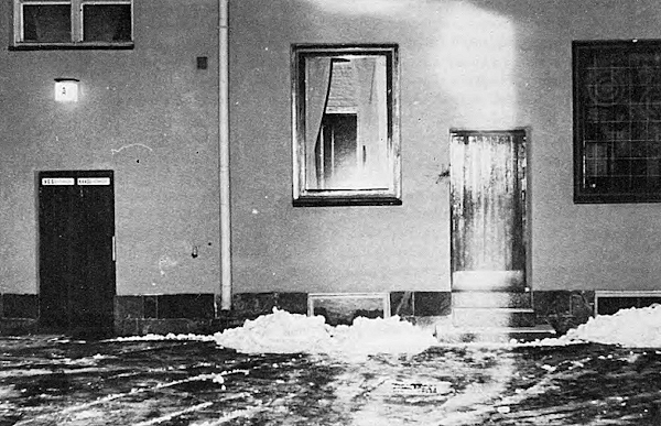 Keskellä Taivaisten liikkeen takahuoneen ikkuna, josta Jokinen poistui teon jälkeen.jpg