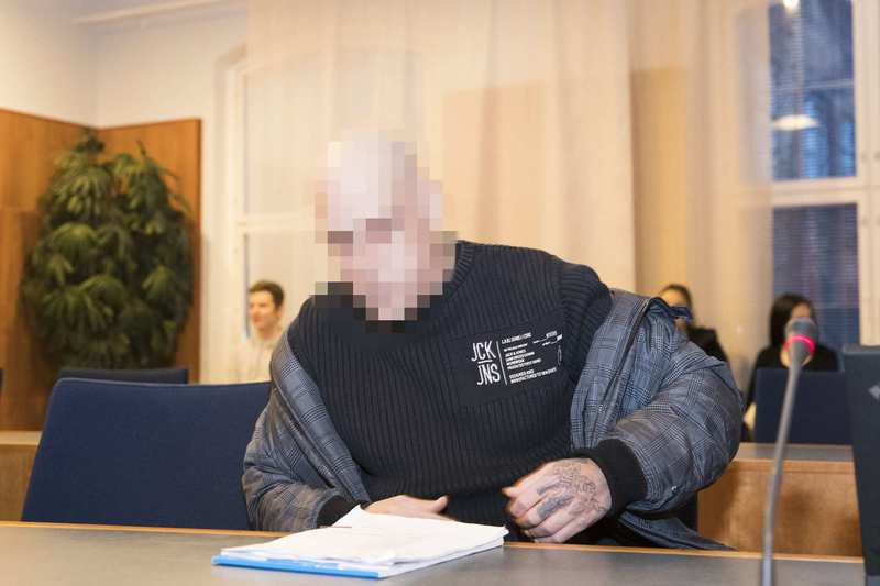 Vuonna 1979 syntyneen miehen epäillään ampuneen pakoautosta haulikolla kohti poliiseja. Mies ei peittänyt kasvojaan oikeudessa.