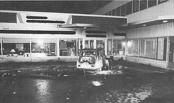 Tekijä ajoi autonsa hyvin lähelle lankonsa liikkeen ulko-ovea ja sytytti sen palamaan.jpg