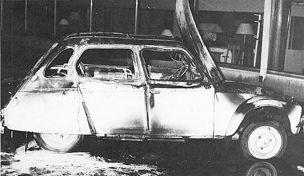 Auto paloi pahoin. Kun se oli saatu sammutetuksi sieltä löydettiin kahden pojan ja kahden koiran ruumit.jpg