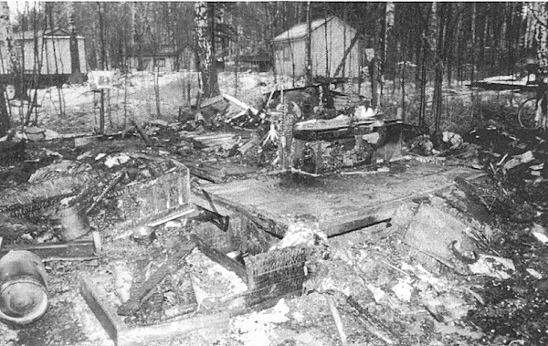 'Pestään perkele pojan rappuset'. Lattia eteisessä oli jäänyt palamatta.jpg