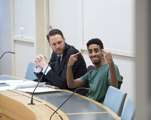 Elinkautiseen tuomittu Fouad Saleh näytti oikeudessa lehtikuvaajalle käsimerkkejä. (SVEN LINDWALL / EXPRESSEN)