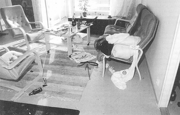Markon soluasunnon olohuone kuvattuna lokakuun 10. päivänä 1991. Samin vyö löytyi lattialta (merkitty nuolella).jpg