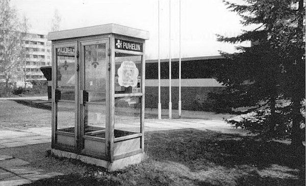 Puhelinkioski, jonka edustalla surmatyö tapahtui. Oikealla näkyy ostoskeskuksen seinä.jpg