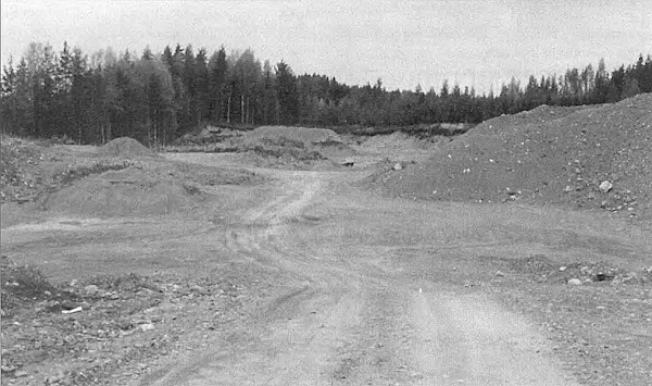 Sorakuoppa valtatien suunnasta kuvattuna. Tekopaikka on aivan kuopan perällä olevan sepelikasan takana.jpg