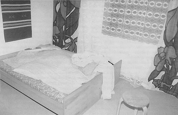 Makuuhuoneen sänky, jonka vasemmanpuoleisesta päädystä löytyi insuliiniruisku ja jossa Antti Ranta ilmeisesti sai insuliinia kehoonsa pistoksena.jpg