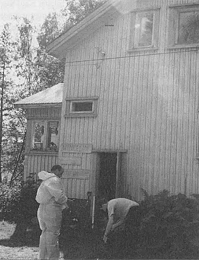 Porin alueen rikostutkimuskeskuksen tutkijat työssään Kalliomäen maatilalla.jpg