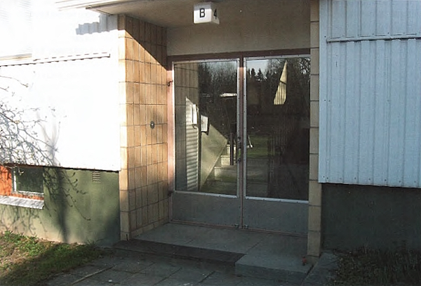 Samassa porraskäytävässä asunut pariskunta halusi alakerrasta kantautuneiden äänten houkuttelemana liittyä ryyppyporukkaan..jpg