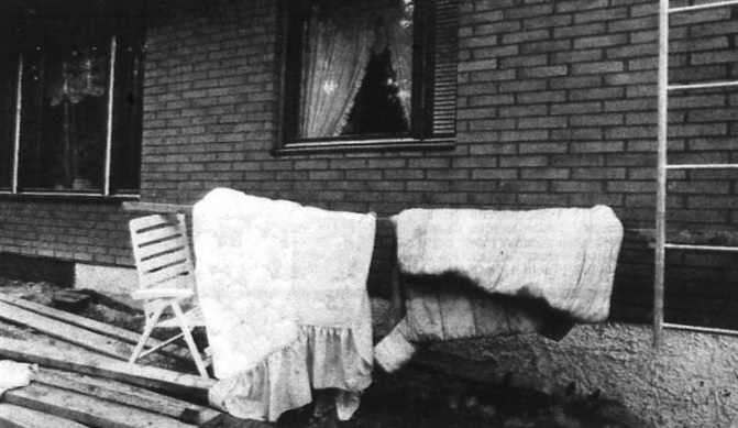 Veren tahrimat vuodevaatteet Kirkkonummelaisen omakotitalon pihamaalla todistivat viikonvaihteen verisestä yöstä. Kuva ja teksti Iltalehti.