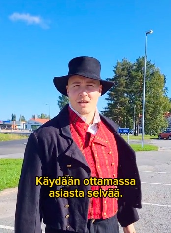 Kansallispuvussa.jpg