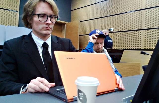Markus Huitsi avustajansa kanssa käräjäoikeuden istunnossa viime lokakuussa. Kuva: Mikko Kivelä