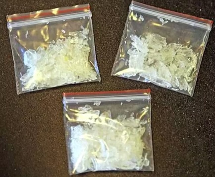 Helsingin poliisi takavarikoi nyt Helsingin hovioikeudessa tuomitun huumeliigan esitutkinnan aikana pusseja, joissa ollutta metamfetamiinia kutsutaan kristalliksi sen ulkonäön takia. (KUVA: HELSINGIN POLIISI)