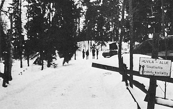 Yleiskuva ruumiin löytöpaikalta. Uteliaita tarkastelemassa löytöpaikkaa.jpg