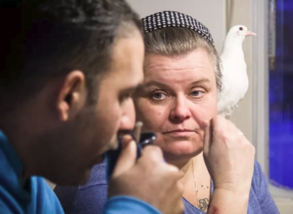 Bahaa ja Hanna Al-Saedi ovat yhdessä jo kolmatta vuotta. Hoitoeläimet kuuluvat myös perheeseen.Jani Aarnio / Yle