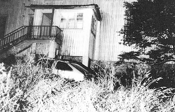 Velaatan entinen Terveystalo, jossa Juho Leppänen asui. Edustalla Paavo Aallon käytössä ollut Datsun Cherry.jpg