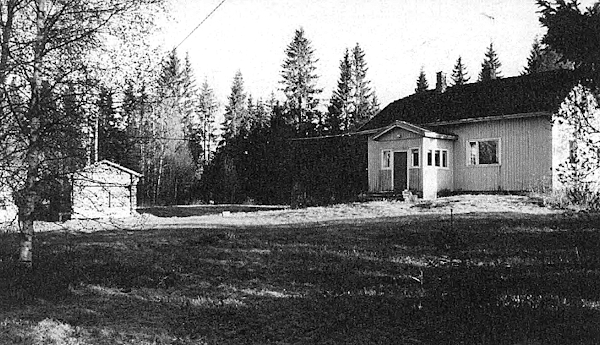 Kesäasuntona ollut vanha maalaistalo, jonne Valjakkalaala murtautui.jpg