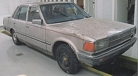 Miehet käyttivät keikka-autonaan Nissan Cedriciä.jpg