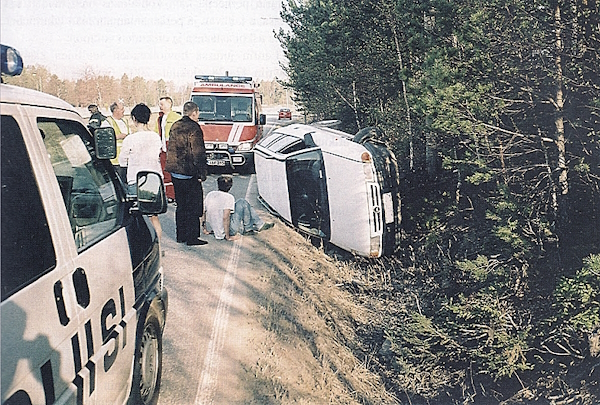 Tekijöiden auto suistui ojaan myöhemmin tapahtuman jälkeen.jpg