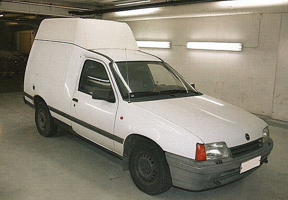 Opel Compo, jota käytettiin ruumiin kuljettamiseen.jpg