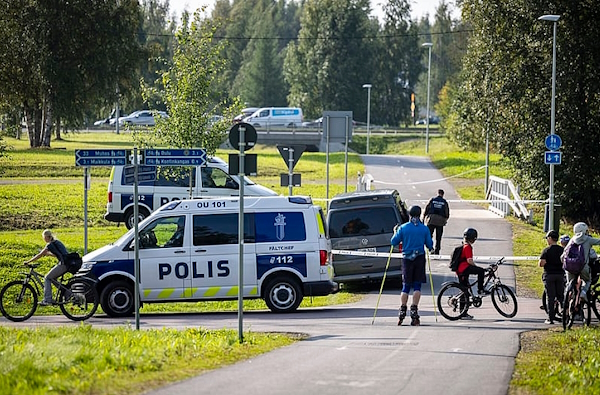 Poliisin eristämän sillan ympärille tuli ihmisiä katsomaan tilannetta.jpg
