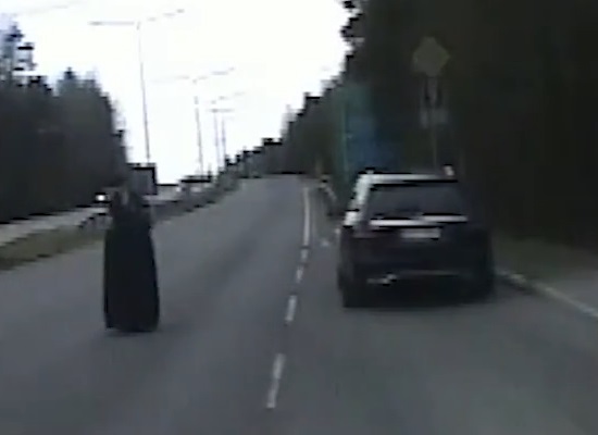 Kuvakaappaus poliisin videolta Iltalehdestä. Stenrothin puoliso oli kuskina.