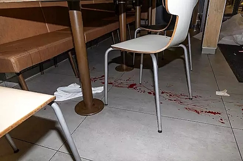 Paikalla olleet asiakkaat näkivät, kuinka puukottajan perään nousseen uhrin hameen alta jäi verivana..jpg