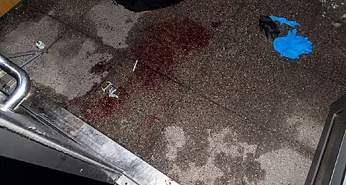 Nainen lyyhistyi ravintolan tuulikaappiin. Hän ei selvinnyt puukotuksesta.jpg