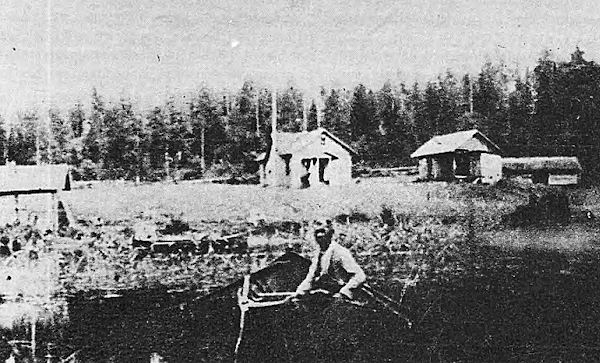 Adam Hyvärin talo Asikkalassa 1930-luvulla. Murhat tehtiin rannassa olevassa saunassa, ruumiit löytyivät saunan kohdalla metsän laidassa olevasta perunakuopasta.jpg