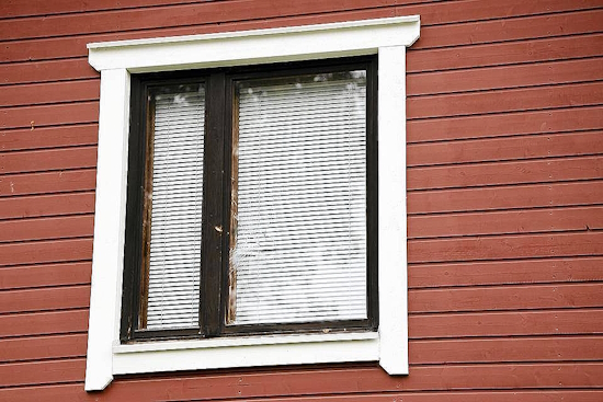 Kahdessa talon ikkunassa näkyi luodinreikä.jpg