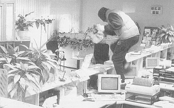 Konalan Suomen Yhdyspankin konttori oli vuorossa syyskuussa 1993. Pankin kameran ottamassa kuvassa on liikettä..jpg