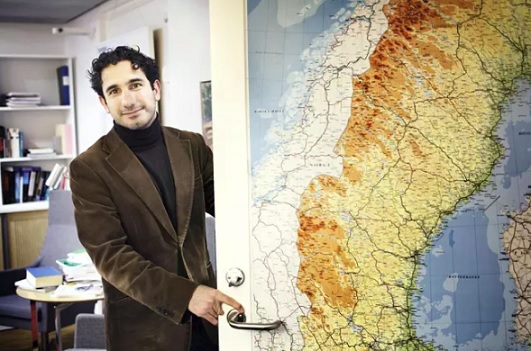 Ruotsin kuntaministeri Ardalan Shekarabi työhuoneessaan. Työssään hän matkaa jatkuvasti ympäri Ruotsia.