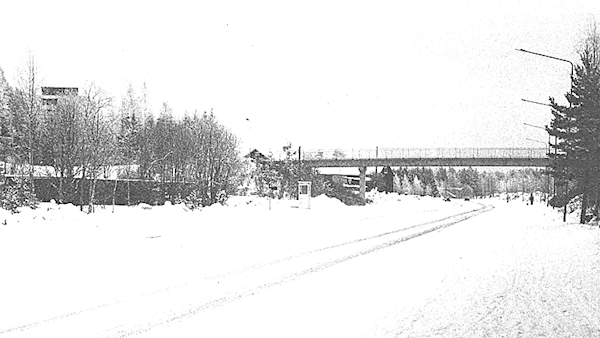 Rikospaikka etuvasemmalla näkyvän rivitalon aidan kohdalla kadulla.jpg