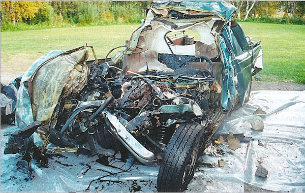 Etuosastaan täysin romuttunut pakettiauto.jpg