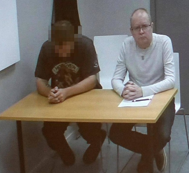 Päijät-Hämeen käräjäoikeus vangitsi 33-vuotiaan lahtelaismiehen perjantaina. Vieressä on avustaja Henri Puolakka. Kuva Nina Räty