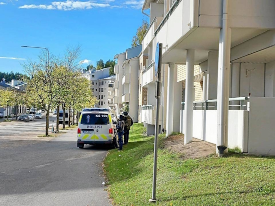 Poliisilla on useita yksiköitä alueella. Eristetty asunto sijaitsee Polttolinjalla.jpg