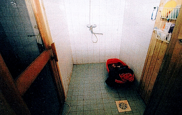 Verisiä vaatteita oli pantu Uhoamaan lastenammeeseen talon pohjakerroksen saunaosastoon.jpg