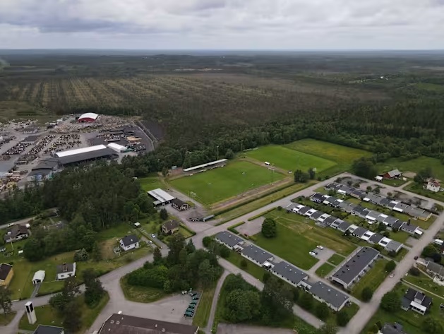 Ilmakuva Grimsåsin taajamasta ja sen turvesuoalueista.