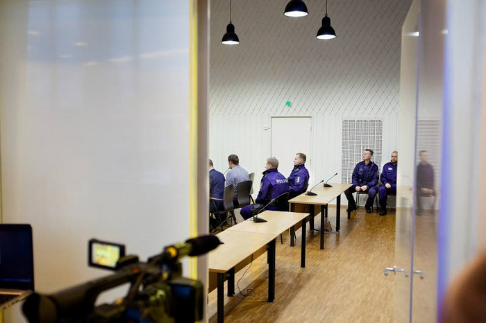 Oheisessa kirjoituksessa Koskenkylässä 2016 surmanneen miehen äiti toivoo, että mielenterveyslakiin saataisiin pakkohoidon osalta muutos. Omaisten pelkoa siitä, että mies olisi vaarallinen itselleen tai muille, ei otettu todesta ennen kuin pahin tapahtui. Kuva murhaoikeudenkäynnistä Itä-Uudenmaan käräjäoikeudessa. Juha Perämäki.