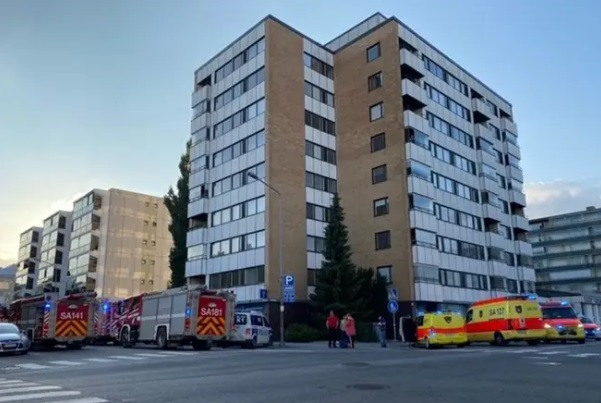 Liisankadun ja Otavankadun edustalla oli sammutustöiden aikana varmuuden vuoksi myös ensihoitajia ja poliiseja. Kuva: Tiina Esama/Lukijan kuva