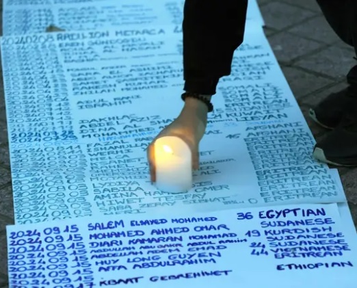 Ranskassa järjestettiin muistotilaisuus kanaalin ylityksessä kuolleille 6. lokakuuta. Paperiin oli kirjoitettu kaikkien kanaaliin tänä vuonna kuolleiden nimet. Kuva: Franck Crusiaux / AFP