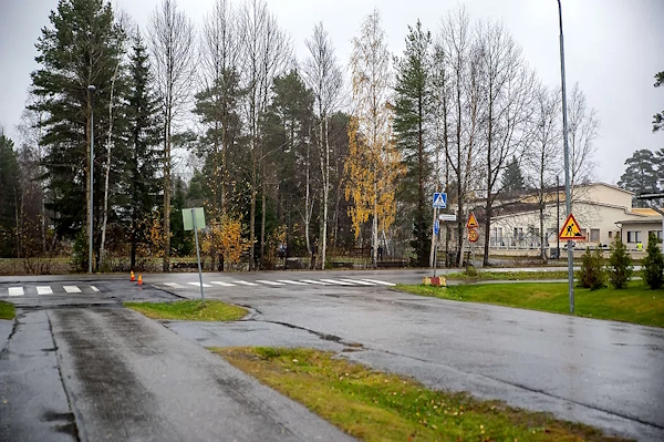 Yhdistetty jalkakäytävä ja pyörätie.jpg