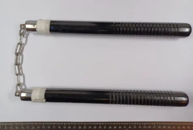 Hyökkäyksen jälkeen poliisi löysi miehen autosta nunchakun eli japanilaisen nivelnuijan. Mies ei käyttänyt nunchakua hyökkäyksessä. Kuva: Itä-Suomen poliisilaitos